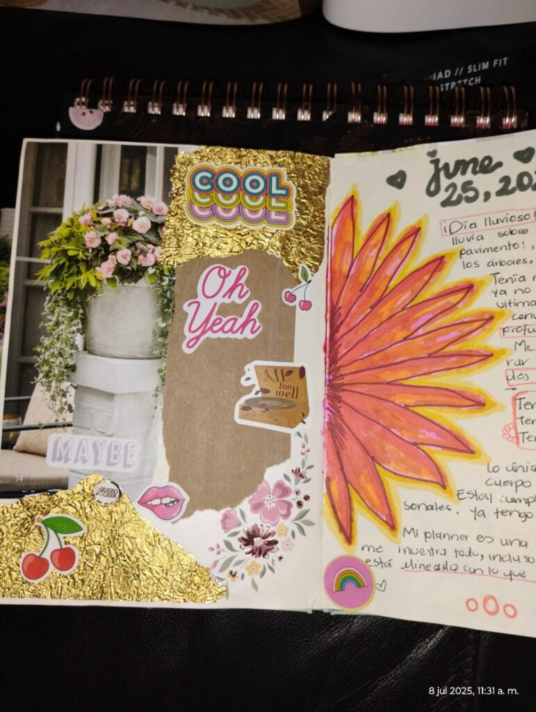 Moodboard creativo floral con detalles dorados y dibujo artístico en journal