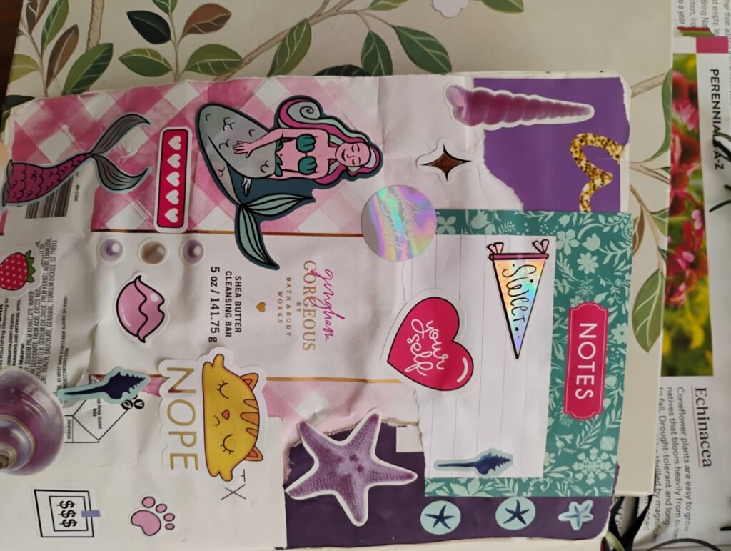 Moodboard creativo colorido con temática sirena en collage de journaling