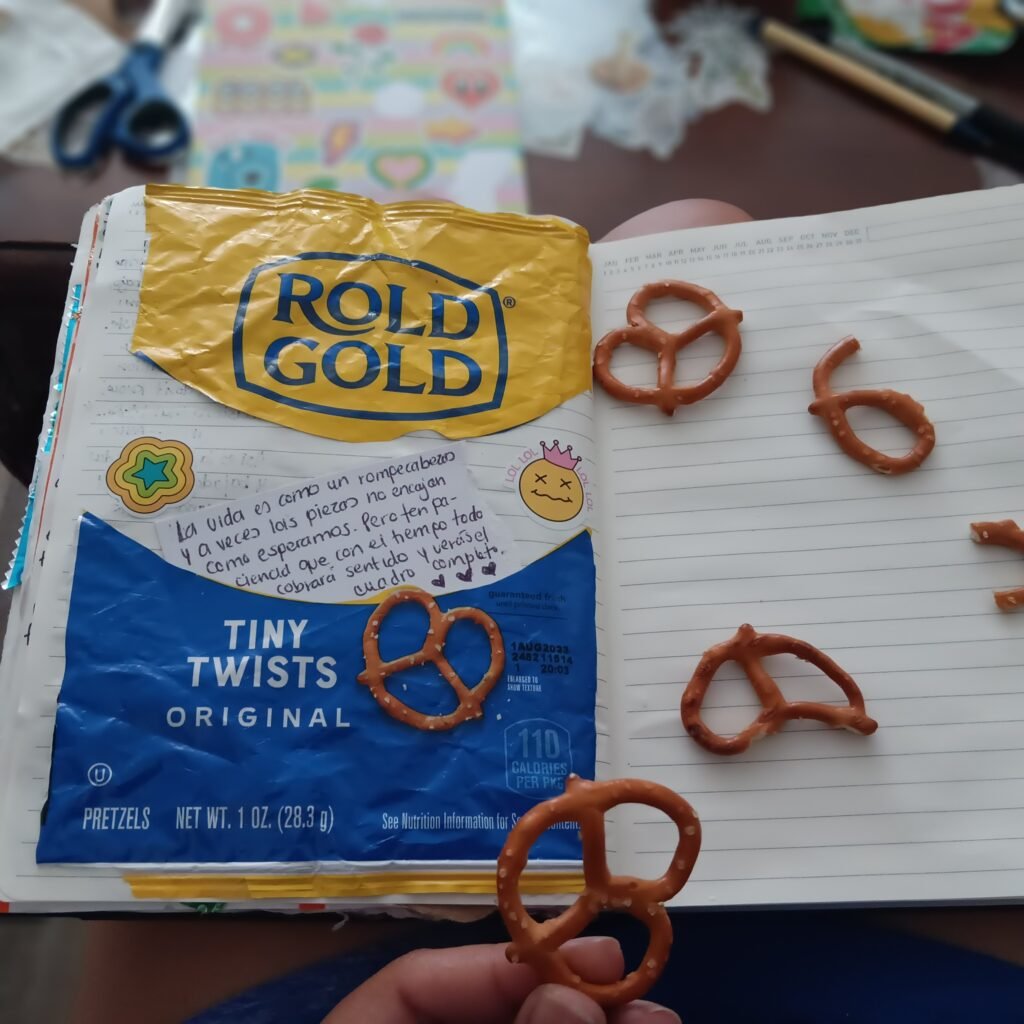 Moodboard creativo con objetos cotidianos, pretzels y collage experimental sobre cuaderno abierto