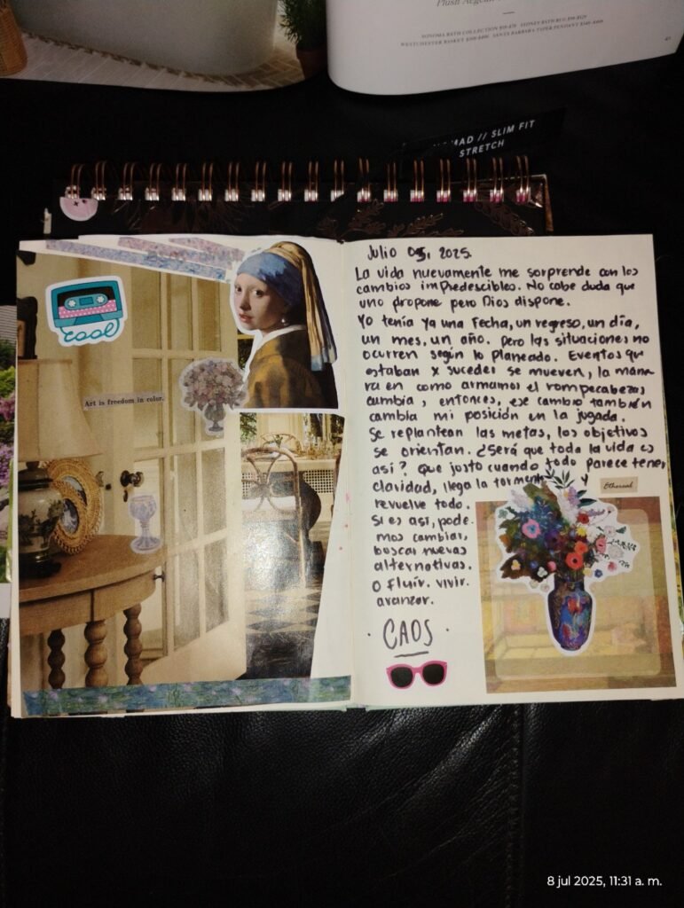 Spread de journaling creativo con collage artístico y reflexión manuscrita sobre el caos y los cambios de vida