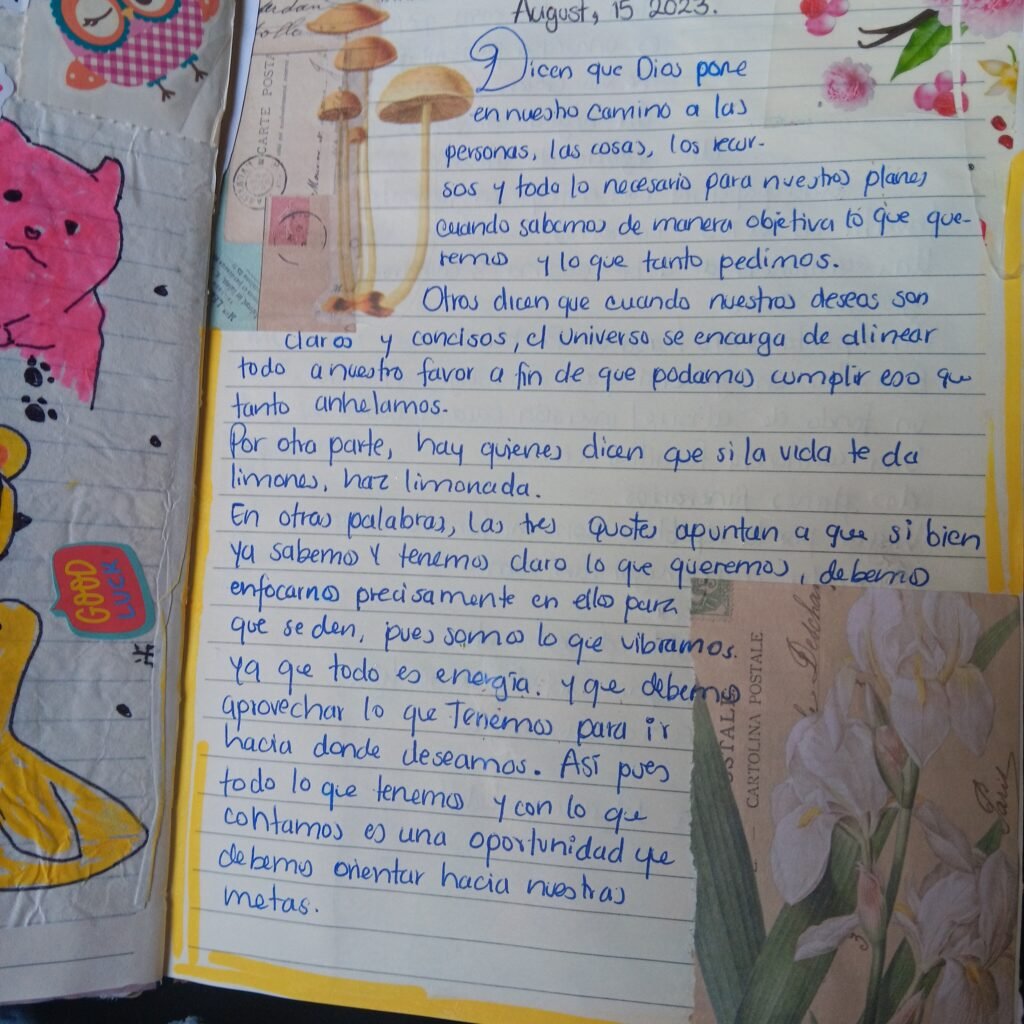 Spread de journaling reflexivo con escritura manuscrita azul y collage floral en diario personal creativo