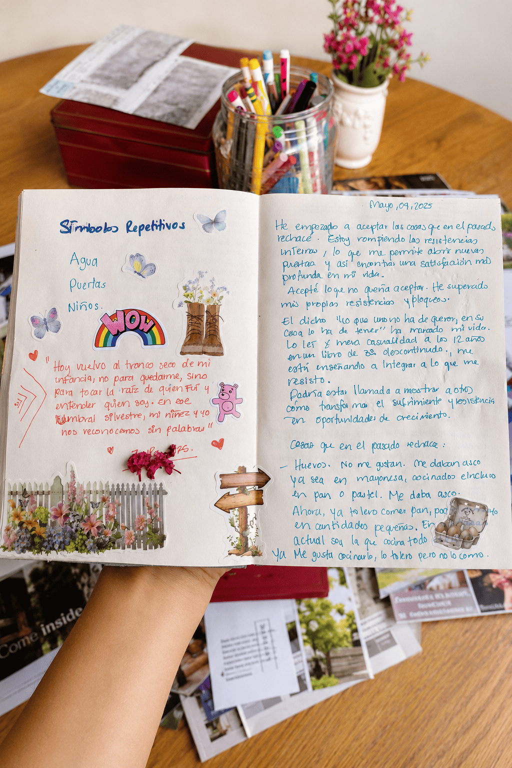 Journaling emocional y creativo con escritura introspectiva, símbolos repetitivos y estética cozy editorial.