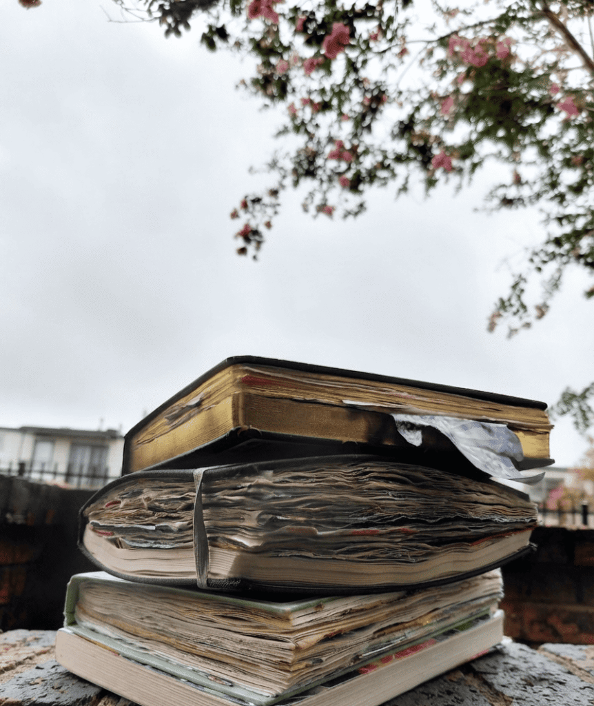 cuadernos de escritura creativa y junk journal frente al cielo