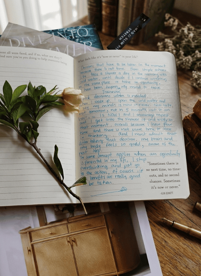 pagina de un diario  personal con flor de jazmin encima